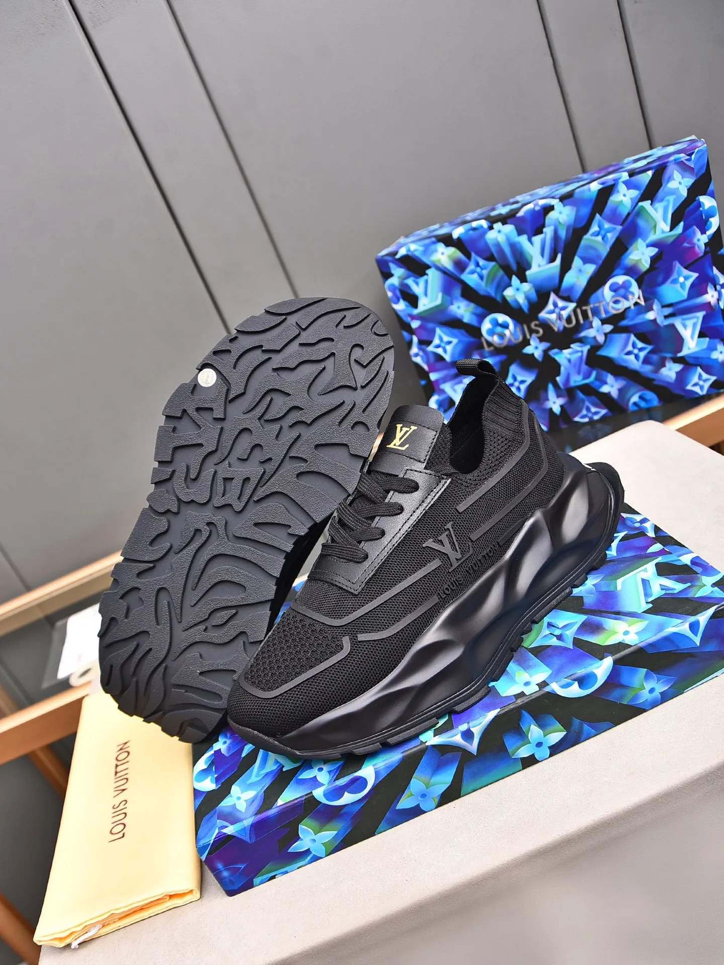 Men's shoes 💰500 LV high-end hot model 👍 Counter 1 design. The face is made of high-elastic fly knit + cowhide + imported glue! TPU outsole is easy to put on, light, comfortable and elastic, trendy and fashionable! ! ! 💪Multiple colors to choose from! Code number: 38-44 (45 46 customized)